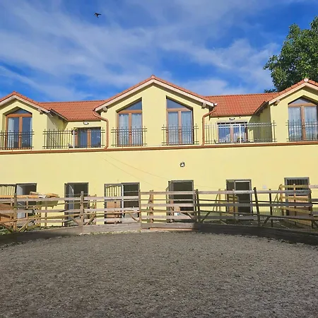 Virivka A Sauna Na Pokoji,nebo Na Vlastni Terase - Farma U Pribrami Lägenhet *